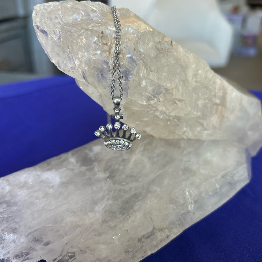 Elegant Silver Crown Pendant Necklace